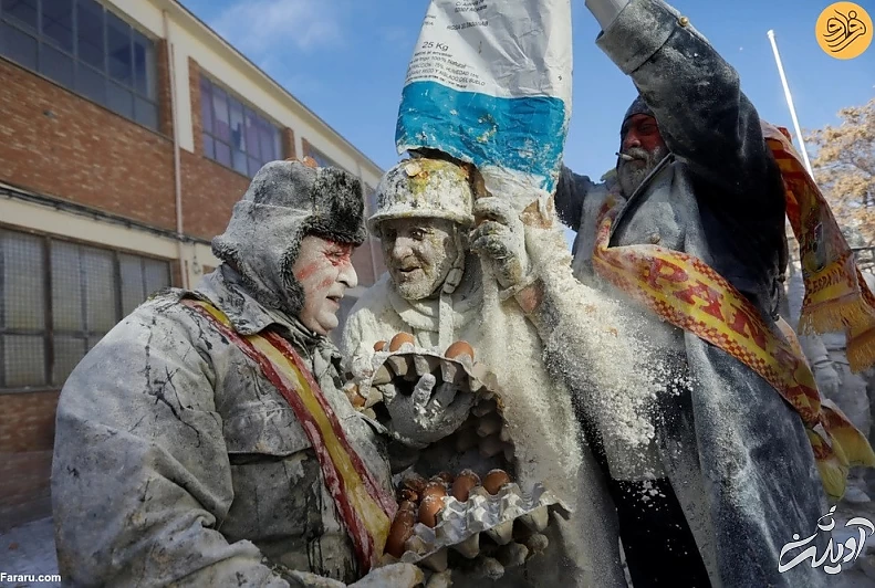 (ویدئو) جشنوارهای عجیب با پرتاب ۱۰ هزار تخم مرغ و ۶۰۰ کیلو آرد